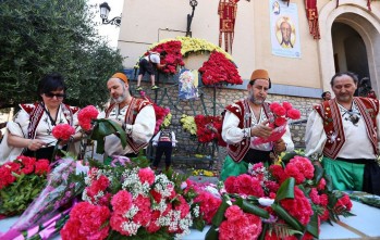 Las festeras han entregado las flores para completar el mural en honor a San Antón | Jesús Cruces.