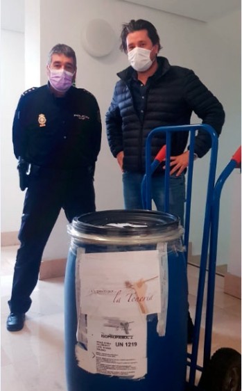 Nueva donación a la Policía Nacional de material desinfectante