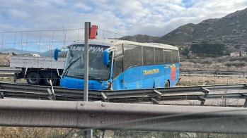 El autobús ha quedado en mitad de la autovía | Paula Vera. 