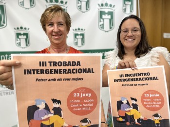 La jefa del área de Igualdad y Servicios Sociales, Mercedes Riera, y la concejala de esa área, Ana Tortosa.