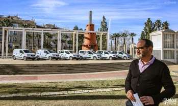 El edil de Servicios Generales, Fernando Díaz, ha presentado los seis vehículos | J.C.