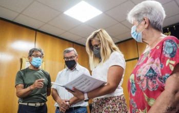 La alcaldesa, Irene Navarro, junto con los voluntarios de la Asociación de ayuda a la población infantil de Bosnia y Croacia