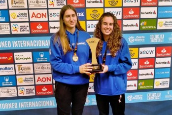 Las jugadoras Anastasia Hvozd y Luna Villaescusa con el premio. 