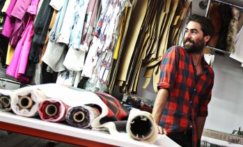 Vidal confecciona sus diseños en su taller de Elda | Jesús Cruces.