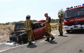 Los Bomberos han extinguido el incendio del vehículo rápidamente.