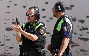 Imagen de uno de los agentes cargando el arma | Jesús Cruces.