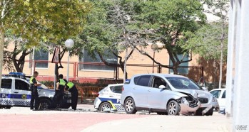 El turismo ha derribado completamente el semáforo | Jesús Cruces