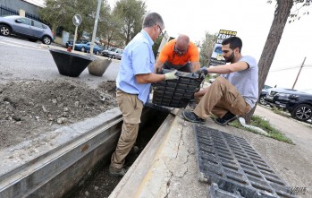 Las brigadas municipales trabajan en la limpieza de los imbornales | Jesús Cruces.