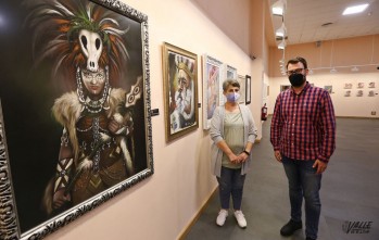 Amigos del Pastel inaugura una exposición de Moros y Cristianos en Petrer