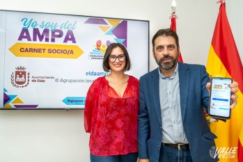 La edil María Gisbert y el presidente de las AMPAS, Carlos Vicente | Nando Verdú.