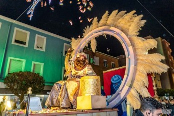 Gaspar lanzando dulces en la Cabalgata de este año 2023 | Nando Verdú. 