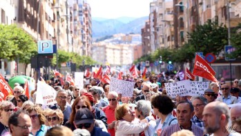 La manifestación reúne a cientos de personas personas.