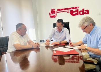 La firma ha tenido lugar esta mañana | Ayuntamiento de Elda. 