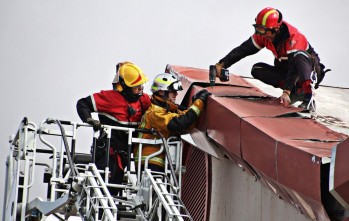 Los bomberos han asegurado las chapas | Jesús Cruces.