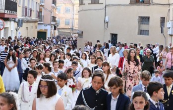 Los pequeños que han tomado la Primera Comunión saldrán en pasacalles. 