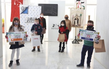 Los niños premiados de 1º y 2º de primaria, categoría C, con Susana Esteve y Kety Peñataro