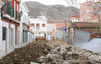 La calle se ha tenido que levantar para realizar la actuación.