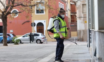 Desde hace semanas desinfectan las calles.