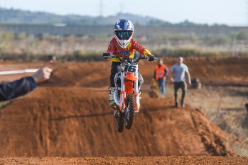 Imagen del joven piloto Fran Espinosa rondando en un circuito. 