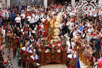 Miles de personas arropan a San Bonifacio en su bajada a Petrer.