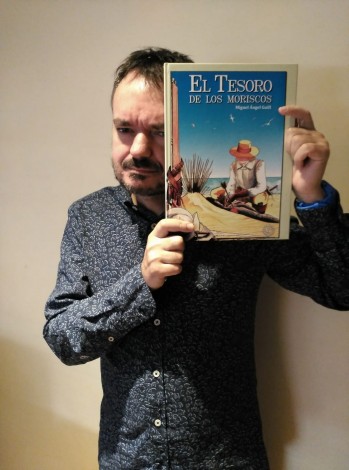 Miguel Ángel Guill con uno de los ejemplares.