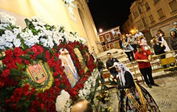 La Fallera Mayor de Elda mientras colocaba sus flores | Jesús Cruces.