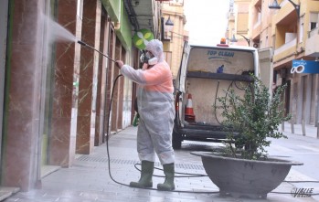 Imagen de la limpieza de la fachada de un supermercado.