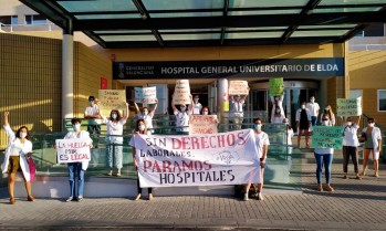 Los médicos residentes del Hospital de Elda se han sumado a la huelga convocada en toda la Comunidad Valenciana./ Foto cedida por Nuria Ramírez