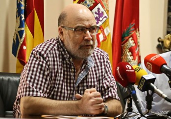 El eldense José Ramón Valero presenta la nueva edición del libro dedicado a la primera fábrica de juguetes de Ibi