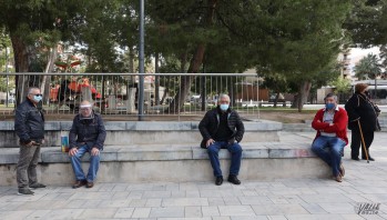 Las distancias se mantienen en parques y jardines.