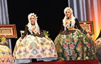 Elia y Andrea durante su proclamación como Falleras Mayores 2017 | Jesús Cruces.