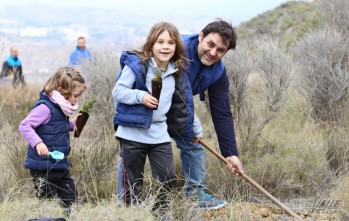 Decenas de familias han participado en la jornada de reforestación | Jesús Cruces.