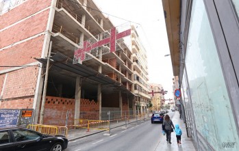 Imagen del edificio totalmente vallado en la avenida Chapí | Jesús Cruces.