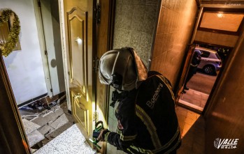 Un bombero observa el hundimiento de la casa.