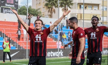 El azulgrana Pablo García levanta los brazos tras marcar el gol del triunfo ante el Melilla | J.C.