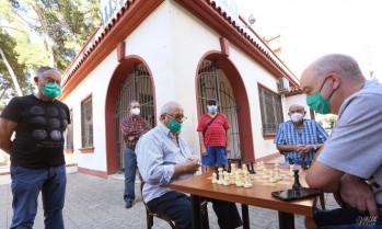 Los miembros del club Ruy López jugando en la calle.