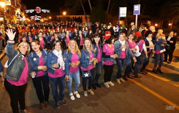 Cada filà desfila con ilusión y alegría al son de la música | Jesús Cruces.