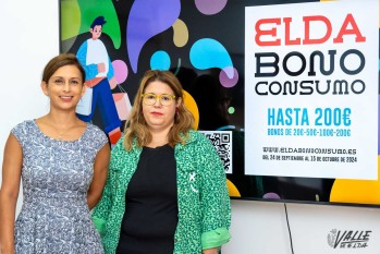 La edil de Mercados, Sílvia Ibáñez, y la presidenta de AEDE, Rocío Vera, han presentado los bonos | Nando Verdú. 
