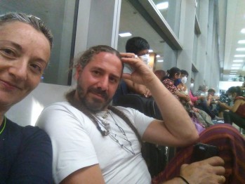 Mar Sanmartín y Carlos González llevaban 30 horas en el aeropuerto sin poder coger un avión para España/Imagen cedida por Carlos González