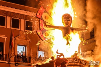 La noche arrancó con la cremà de la falla oficial | J.C.