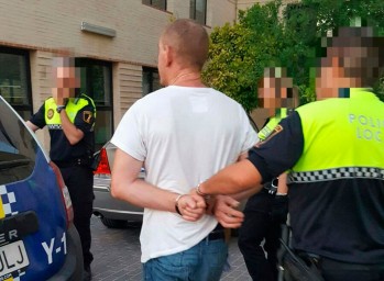 Momento de la detención del hombre de 49 años tras ser reducido por los agentes.