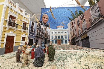 Valero recrea la traca en su belén | Jesús Cruces.