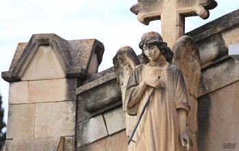 Detalle de una de las esculturas del cementerio.