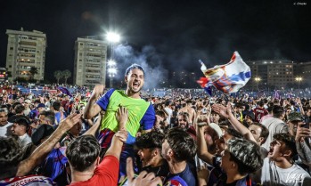 Los aficionados saltaron al terreno de juego a celebrar el ascenso con los jugadores | J.C.