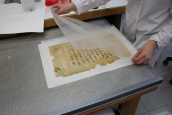 La restauración de un libro del archivo histórico de Elda datado en 1716 finalizará en 15 días