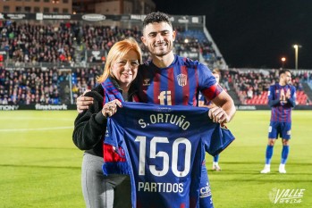 Sergio Ortuño muestra la camiseta con los 150 partidos oficiales que lleva de azulgrana | Nando Verdú.