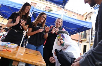 Decenas de niños participan en el taller de carasses de Kaskaruja en Petrer