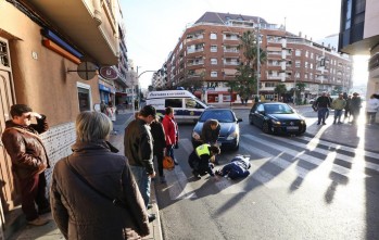 La mujer ha quedado tendida en el suelo mientras acudía una ambulancia | Jesús Cruces.