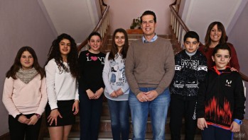 Los alumnos con el alcalde y la edil de Educación, Laura Rizo | Jesús Cruces.