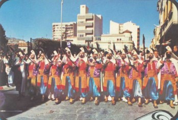 El primer desfile se realizó con los trajes oficiales